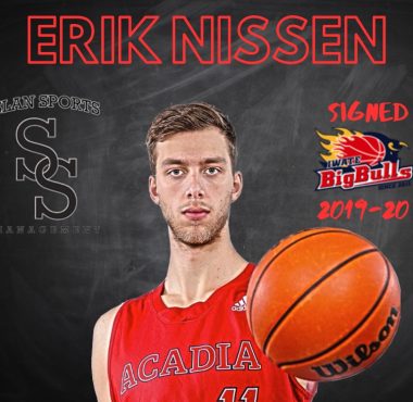 Erik Nissen signs in Japan!